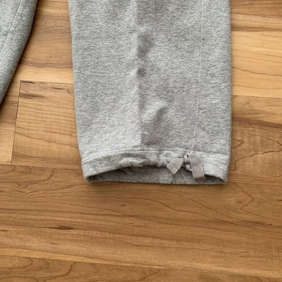 Nike Sportswear Gray Women’s Medium Gym Capri Sweatpants Silver Tag - Picture 4 of 10